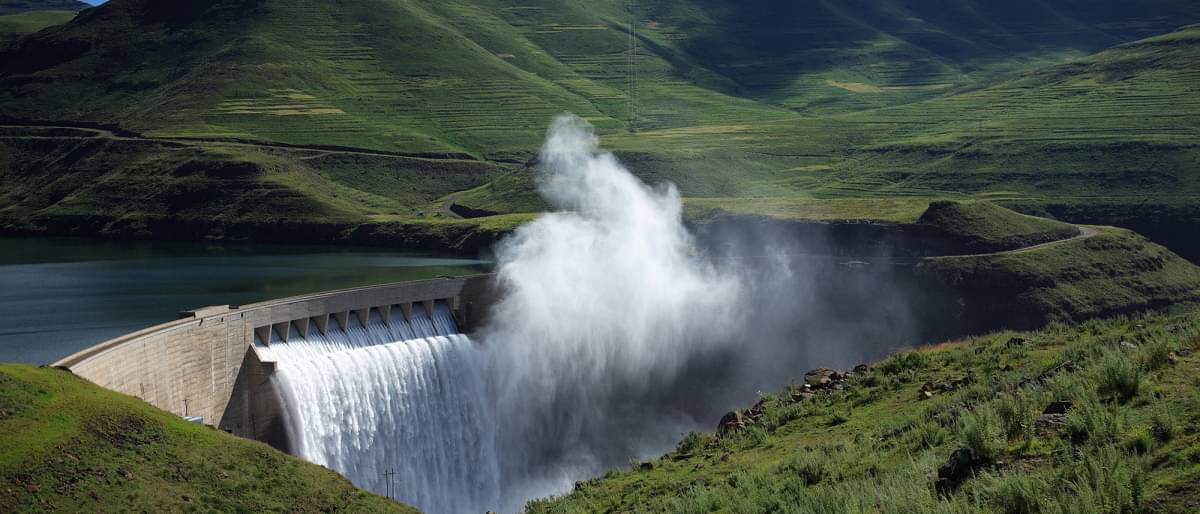 Nebel steigt über der Katse-Dammmauer in Lesotho