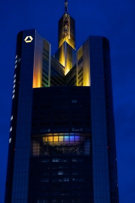 Zentrale Frankfurt Regenbogenbeleuchtung