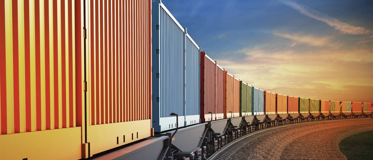 Wagons eines Güterzugs mit Container beladen, Himmel Hintergrund