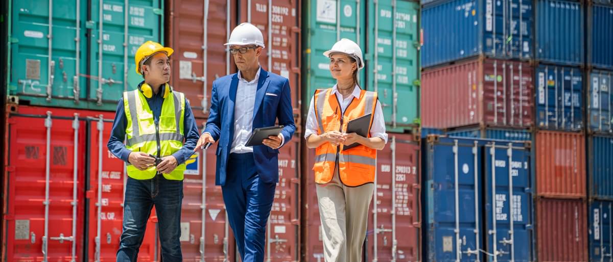 Arbeiter und Geschäftsmann Kontrolle Container-Daten für Export und Import, Container laden Frachtschiff.