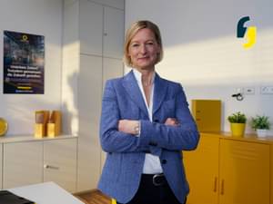 Heike Müller-Voßkamp, corporate clientes advisor, holds a tablet in her hand and is in an office at Commerzbank
