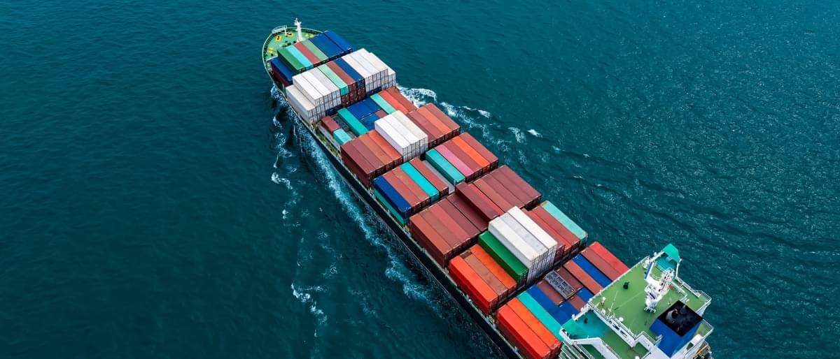 Container-Frachtschiff für den Import-Export, Konzept Logistik und Transport in der internationalen Szene