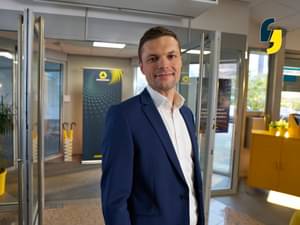 Johannes Arnold, Firmenkundenbetreuer, steht im Eingangsbereich einer Commerzbank-Filiale 