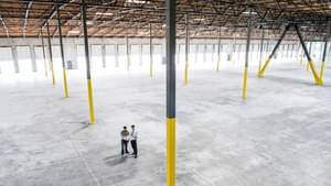 Architekten sprechen über Blaupause in einem leeren Lagergebäude