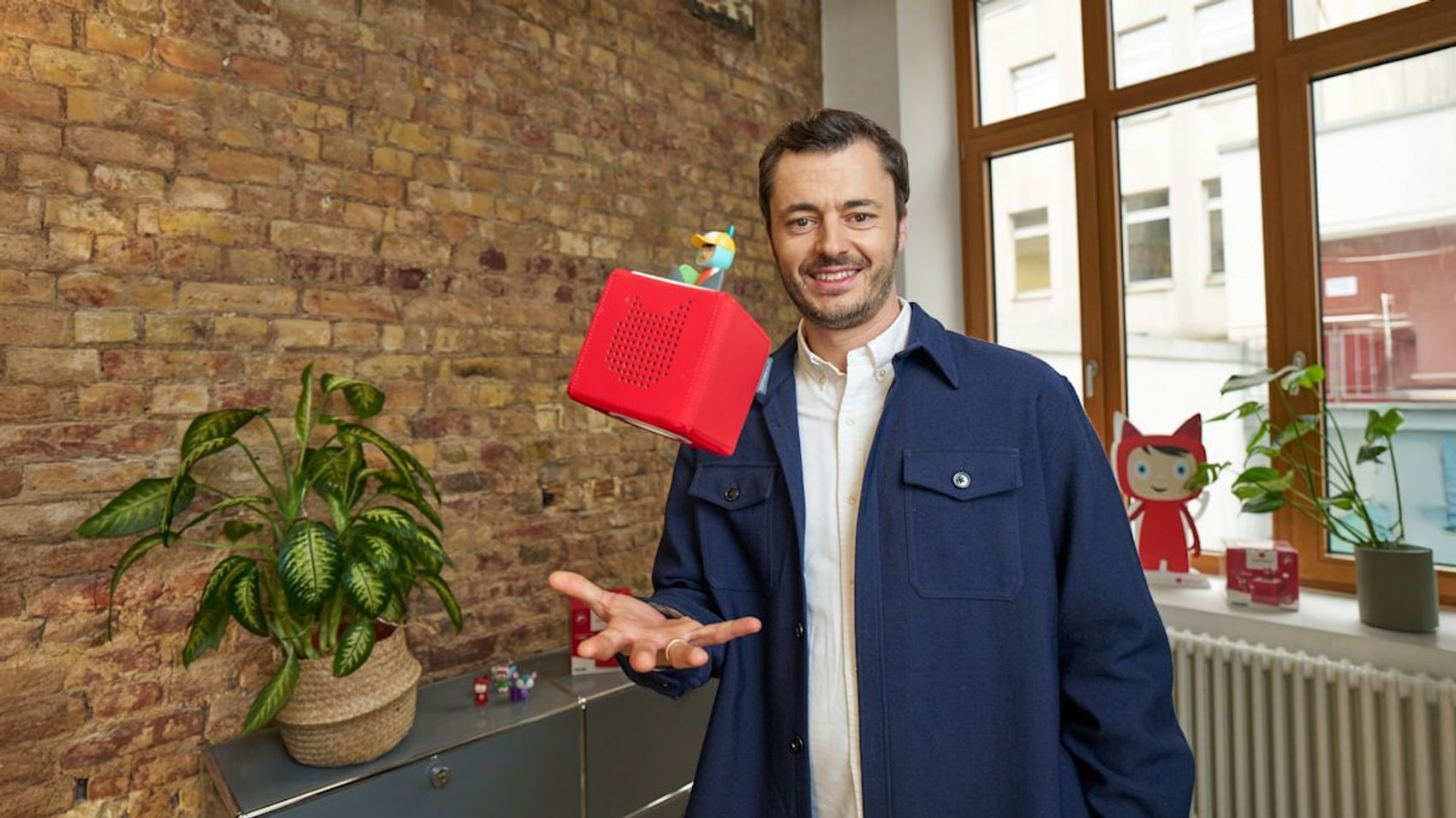 Dr. Jan Middelhoff, CFO of tonies SE, throws a tony box into the air