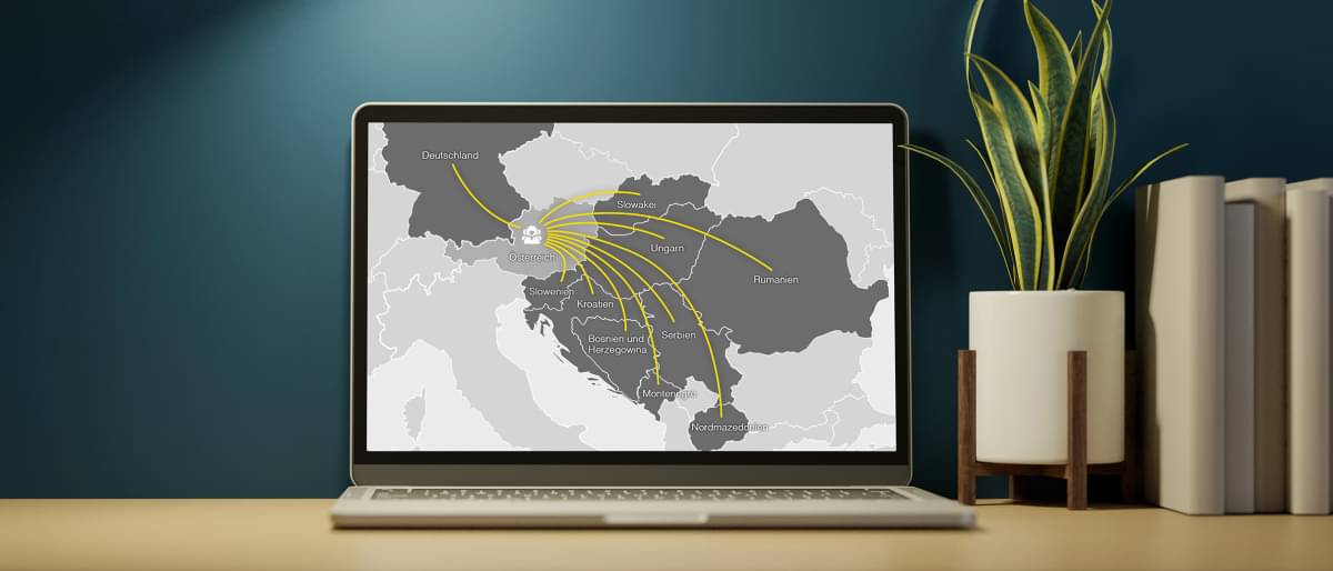 Homeoffice Arbeitsplatz mit Laptop-Computer auf dem eine Grafik zu sehen ist die deutsche Unternehmen einen vereinfachten Zugang auch zu den Märkten in Kroatien, Rumänien, Serbien, Ungarn und der Slowakei zu sehen ist