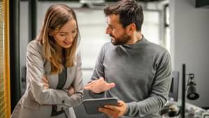 Kreativteam arbeitet im Büro