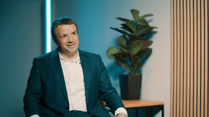 Das Bild zeigt Tim Koenemann in der Interviewsituation bei FINANCE TV