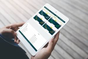 Nahaufnahme eines Tablets mit der Anwendung FX Live Trader Web