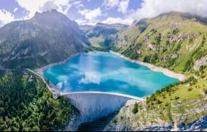 Staudamm und Stausee in den Schweizer Alpen zur nachhaltigen Erzeugung von Wasserkraft, Erzeugung von Wasserkraft, erneuerbare Energien zur Begrenzung der globalen Erwärmung, Luftaufnahme, Dekarbonisierung, Sommer
