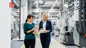  Geschäftsfrau nutzt Tablet-PC mit Kollege in der Fabrik