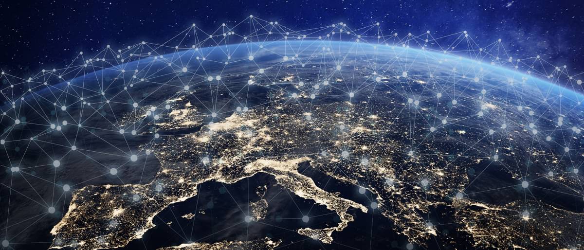 Darstellung Weltkugel, europäisches Telekommunikationsnetz vernetzt über Europa, Frankreich, Deutschland, Großbritannien, Italien, Konzept über Internet und globale Kommunikationstechnologie für Finanzwesen, Blockchain oder IoT, Elemente der NASA