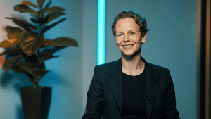 Das Bild zeigt Carmen Müller in der Interviewsituation