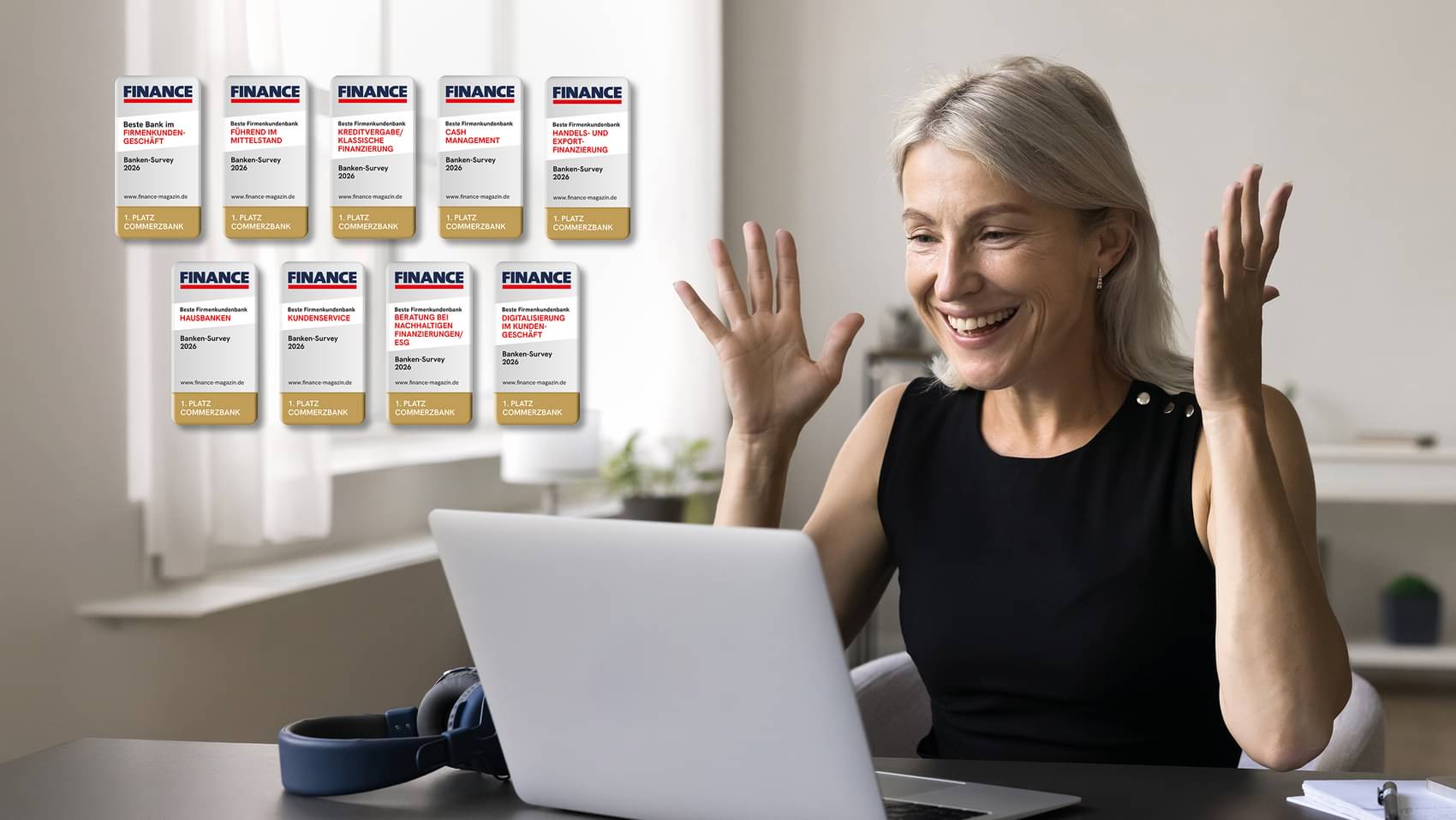 Eine fröhliche Frau im Büro schaut jubelnd auf den Laptop-Bildschirm 