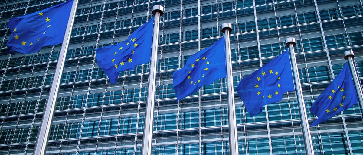 Europaflaggen vor dem Berlaymont-Gebäude