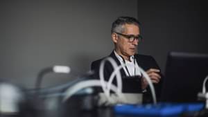 Männlicher IT-Profi, der im kreativen Büro arbeitet