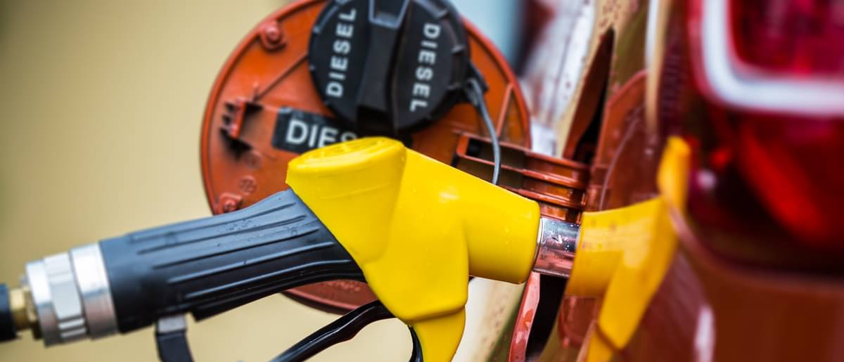 Zapfhahn für Diesel Kraftstoff im Auto steckend